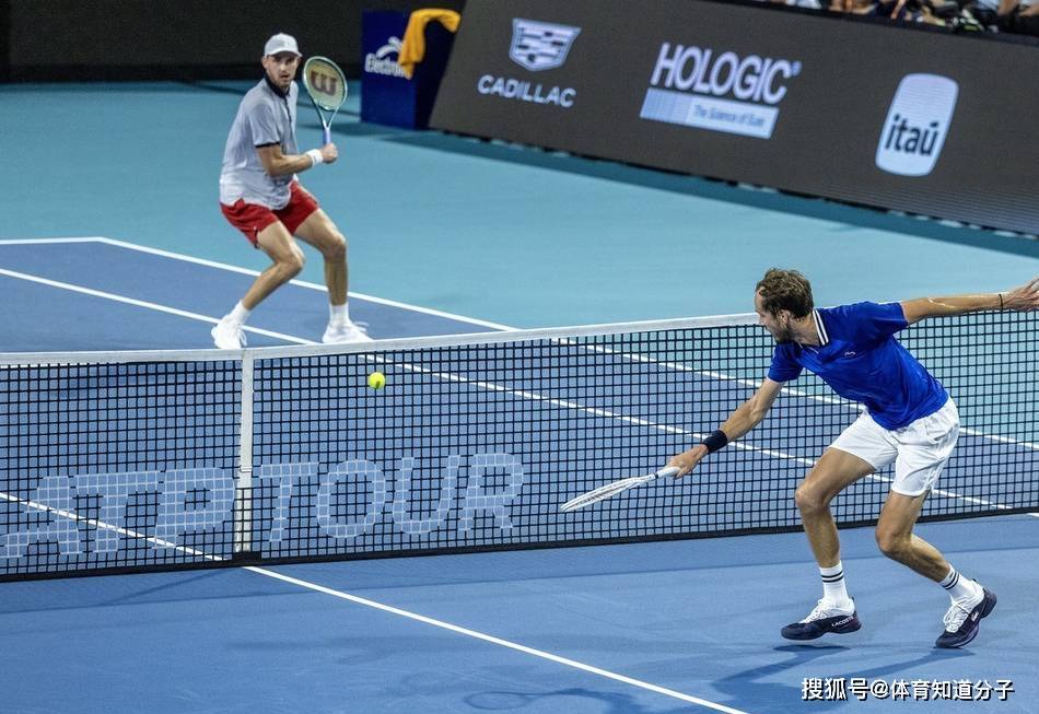 ATP总决赛轻取年终总决赛,梅德韦杰夫状态火热 ATP总决赛轻取年终总决赛,梅德韦杰夫状态火热